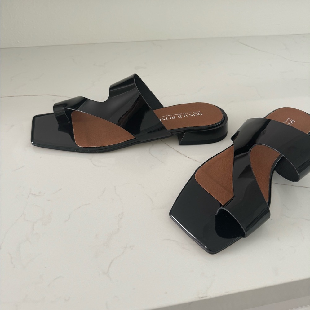 New Donald Pliner Black Patent Leather Sandal in size 39 (US size 8)